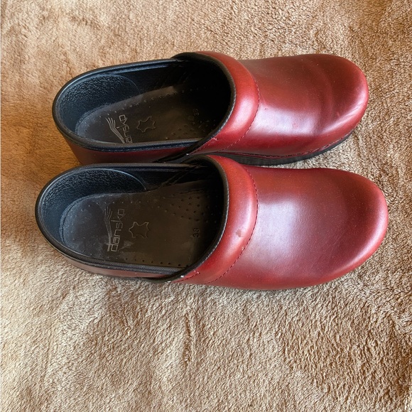 Dansko Professional XP 2.0 Cordovan Leather Clogs
Size 8 (38) - Picture 3 of 9